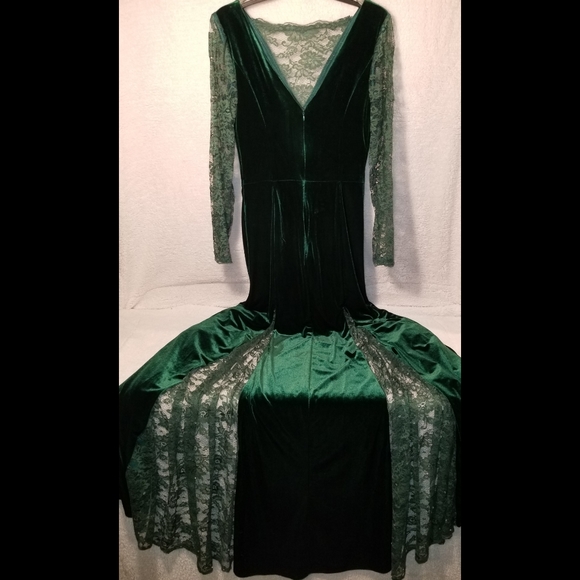 One-Of-A-Kind, Gorgeous Emerald Green Evening Gown - Picture 3 of 8